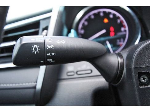 Used 2018 Toyota Camry SE w/ Convenience Package image 16