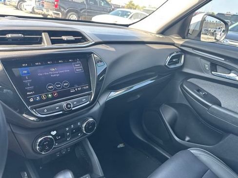 Used 2021 Chevrolet TrailBlazer LT w/ Premium Seating Package FWD image 13