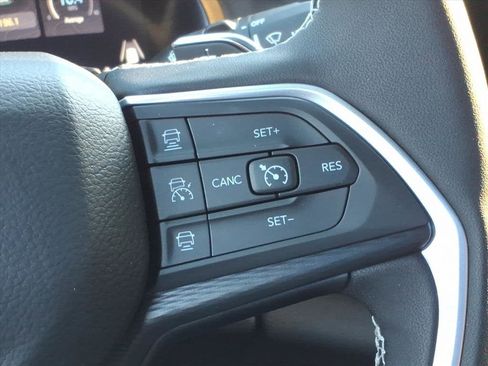 New 2025 Jeep Grand Cherokee Altitude image 11