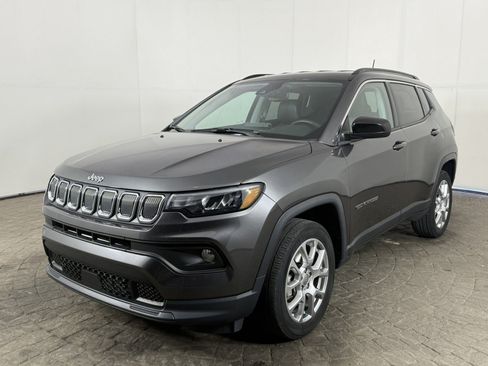 Used 2022 Jeep Compass Latitude AWD/4WD image 3