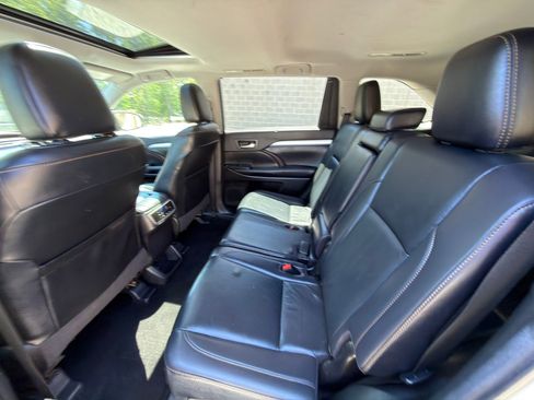 Used 2019 Toyota Highlander XLE AWD/4WD image 24