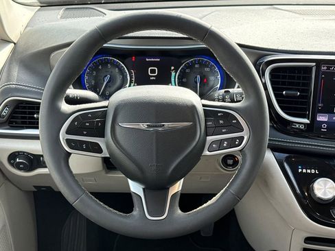 Used 2023 Chrysler Pacifica Touring-L FWD image 14