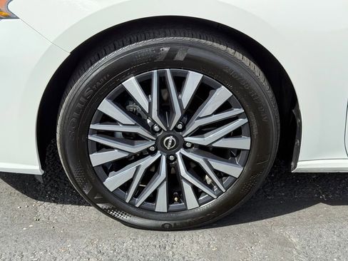 Used 2025 Nissan Altima 2.5 SV FWD image 9