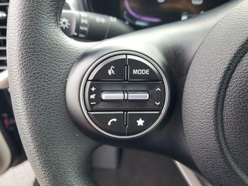 Used 2025 Kia Soul LX w/ LX Technology Package FWD image 17