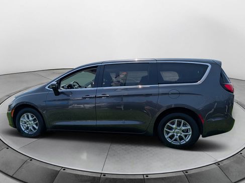 Used 2023 Chrysler Pacifica Touring-L FWD image 6