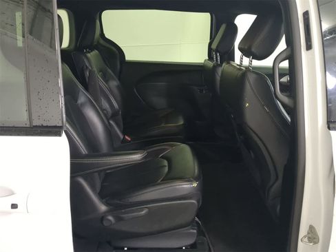 Used 2023 Chrysler Pacifica Touring-L w/ S Appearance Package image 19