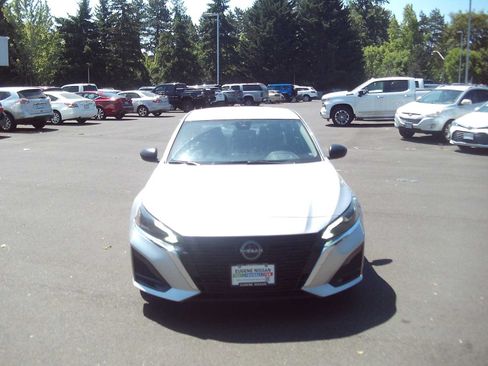 Used 2025 Nissan Altima 2.5 SV FWD image 8