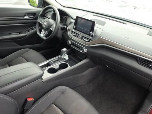 Used 2024 Nissan Altima 2.5 SV FWD image 17