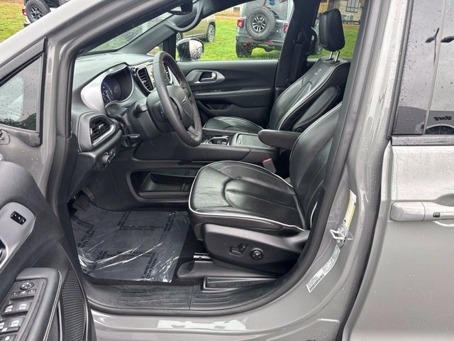 Used 2025 Chrysler Pacifica Limited FWD image 17