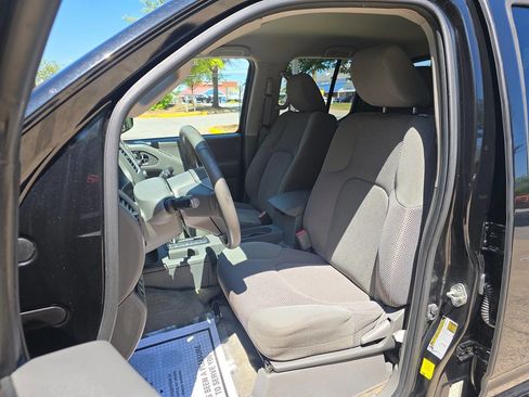 Used 2016 Nissan Frontier SV w/ SV Value Truck Package AWD/4WD image 11