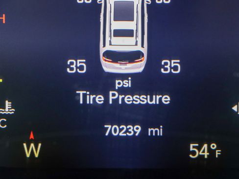 Used 2023 Chrysler Pacifica Touring-L image 16