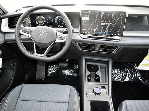 New 2026 Volkswagen Tiguan SE image 9