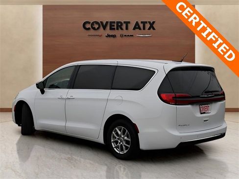 Used 2025 Chrysler Pacifica Select image 3