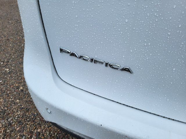 Used 2023 Chrysler Pacifica Touring-L FWD image 6