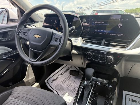 Used 2025 Chevrolet Trax LT FWD image 25