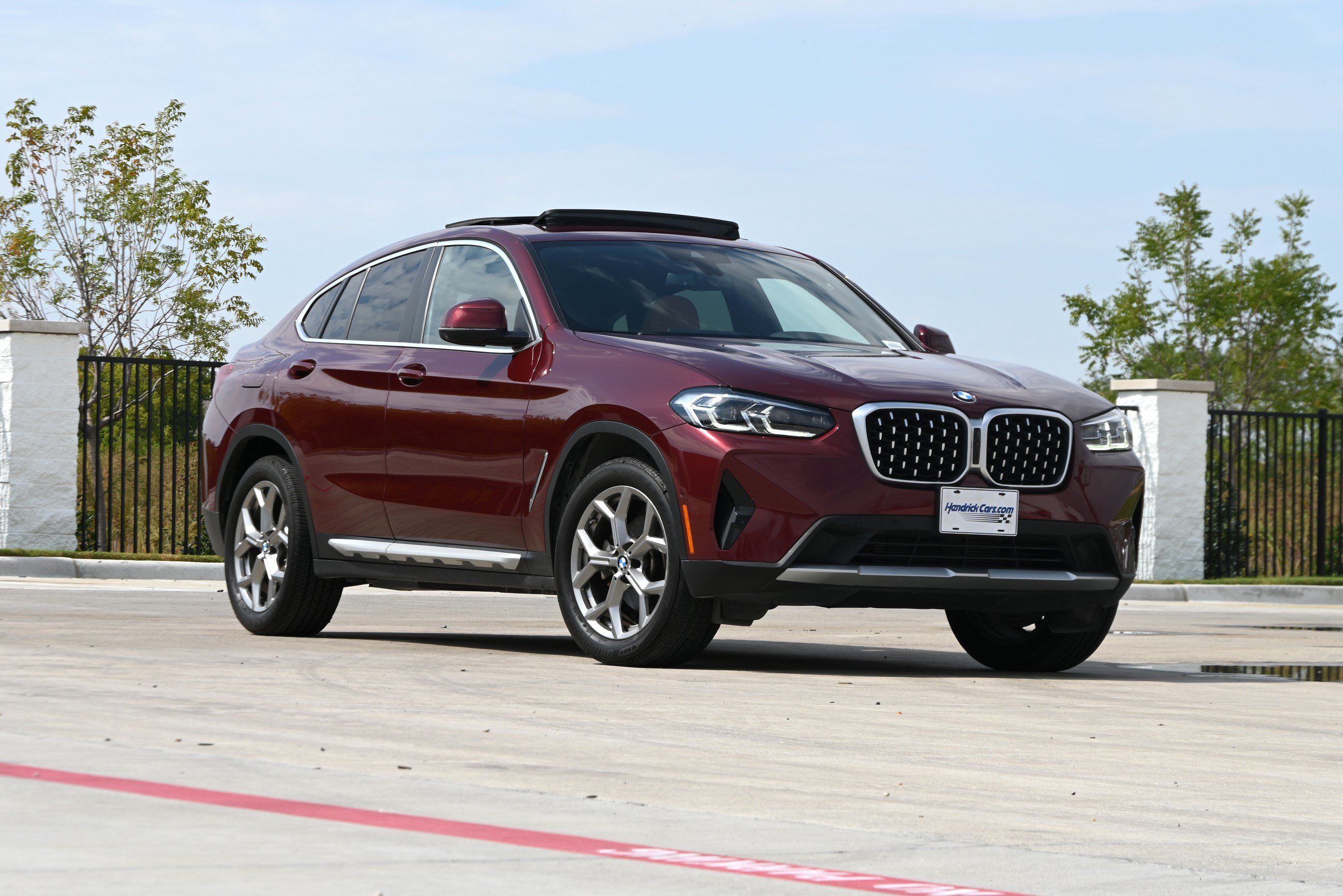 Certified 2025 BMW X4 xDrive30i AWD/4WD image 2