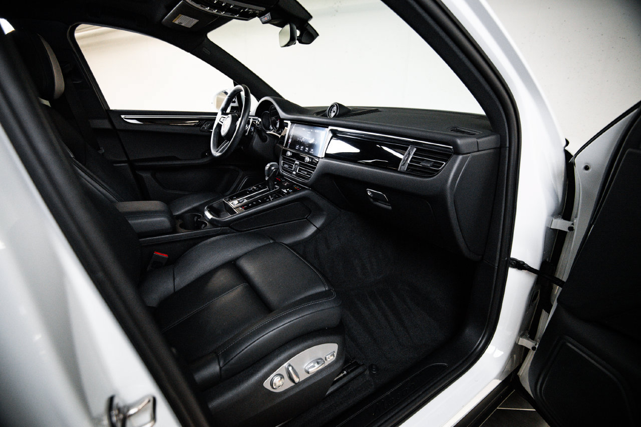 Certified 2023 Porsche Macan AWD/4WD image 28