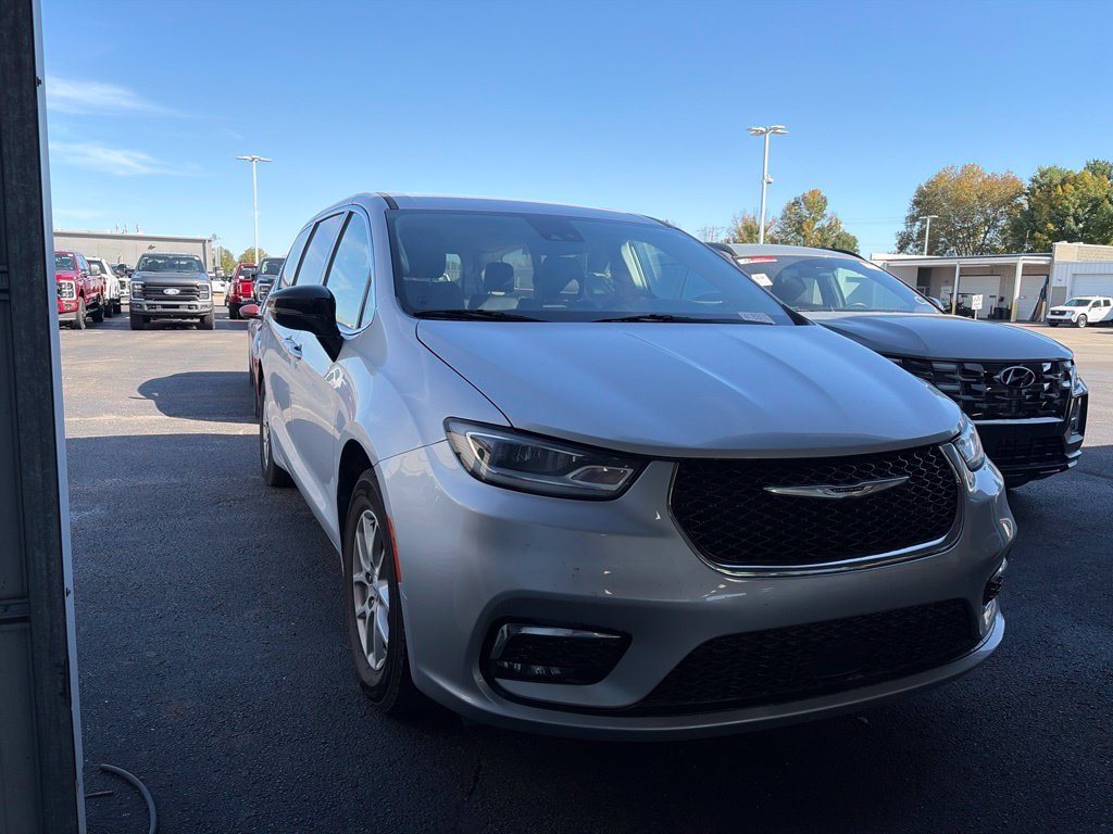 Used 2024 Chrysler Pacifica Touring-L FWD image 1