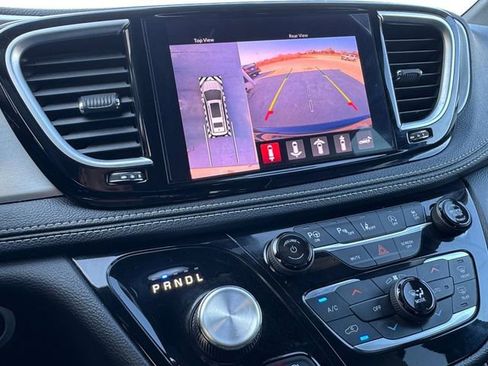 Used 2023 Chrysler Pacifica Limited w/ Uconnect Theater Family Group image 9