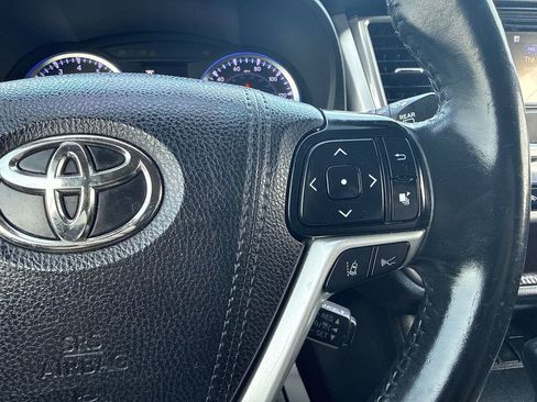 Used 2019 Toyota Highlander XLE FWD image 29