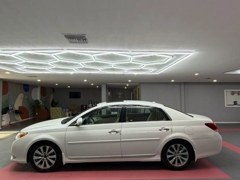 Used 2011 Toyota Avalon Limited FWD image 3