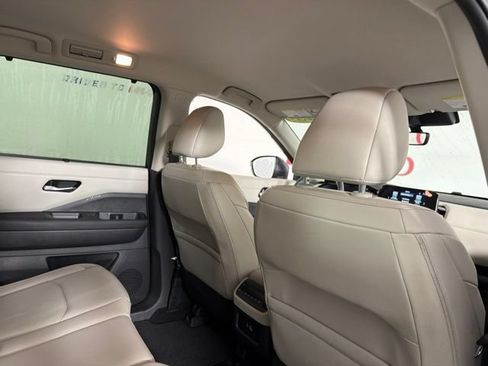 Used 2025 Nissan Pathfinder SL AWD/4WD image 19