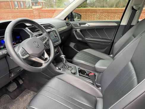 Used 2022 Volkswagen Tiguan SE w/ Panoramic Sunroof Package image 11