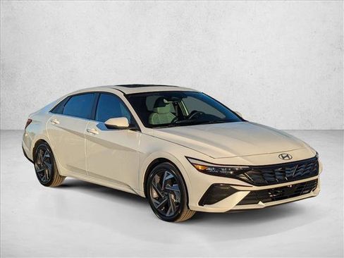 Certified 2025 Hyundai Elantra Limited image 3