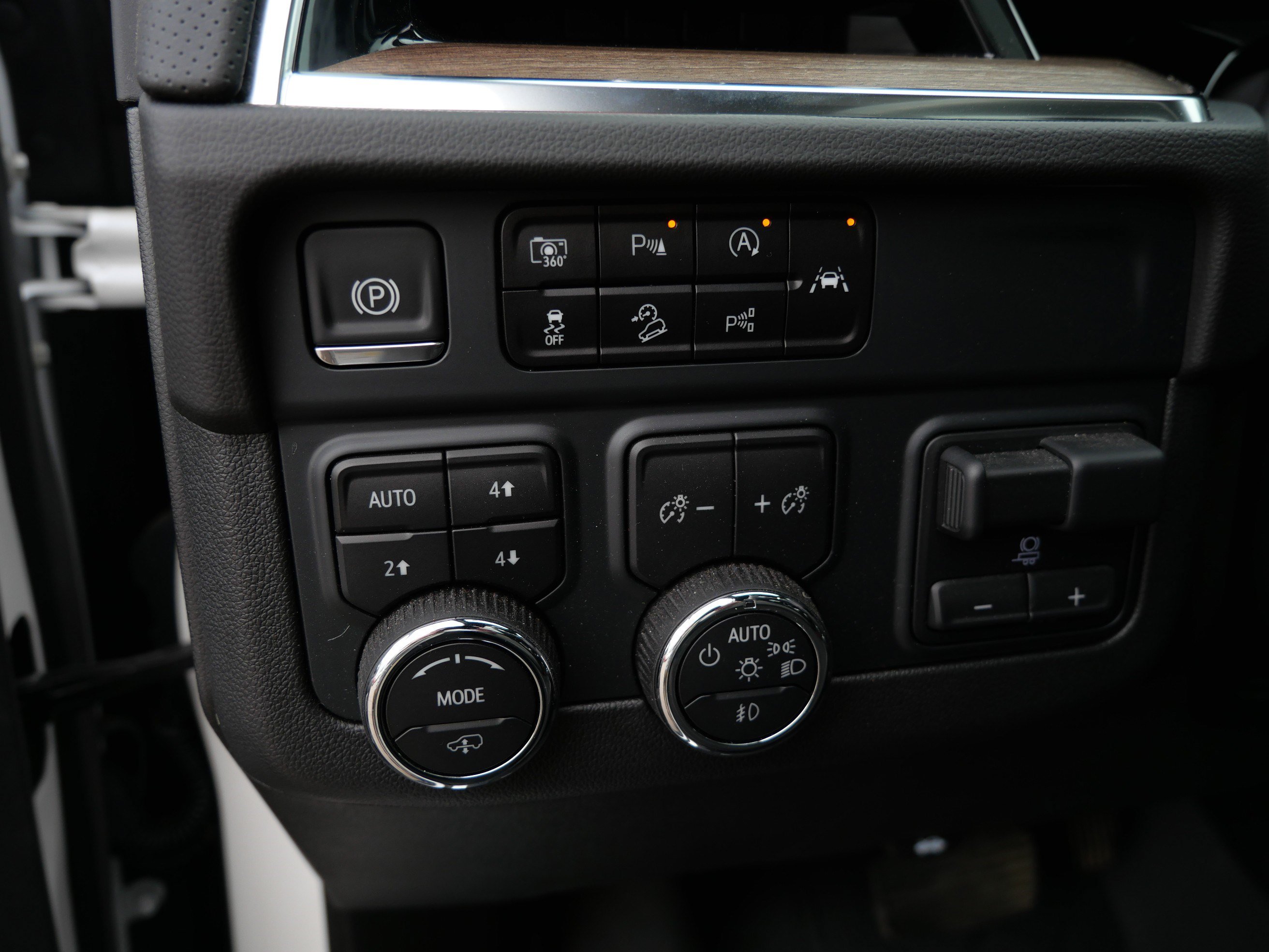 Used 2025 Chevrolet Tahoe High Country AWD/4WD image 23