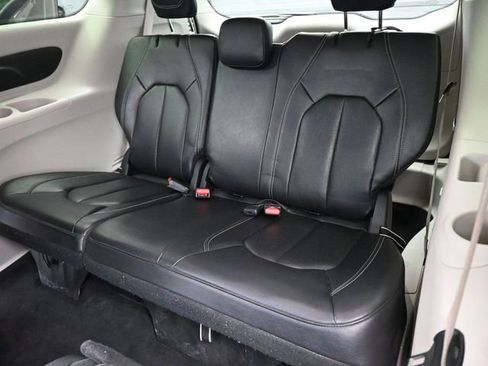 Used 2022 Chrysler Pacifica Touring-L image 14