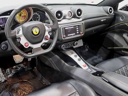 Used 2016 Ferrari California T RWD image 15