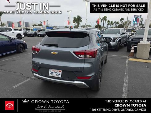 Used 2022 Chevrolet TrailBlazer LT w/ LPO, Blackout Package FWD image 2