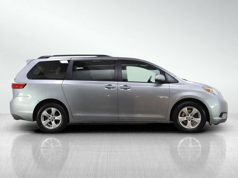 Used 2015 Toyota Sienna LE image 6