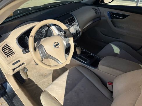 Used 2013 Nissan Altima 3.5 SV image 2