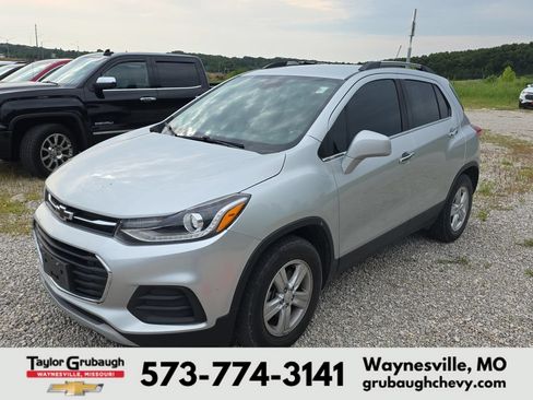 Used 2019 Chevrolet Trax LT w/ LT Convenience Package FWD image 3