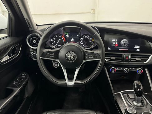Used 2017 Alfa Romeo Giulia image 35