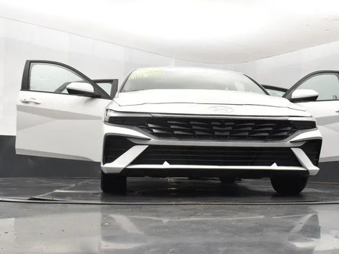 Used 2024 Hyundai Elantra SEL FWD image 11