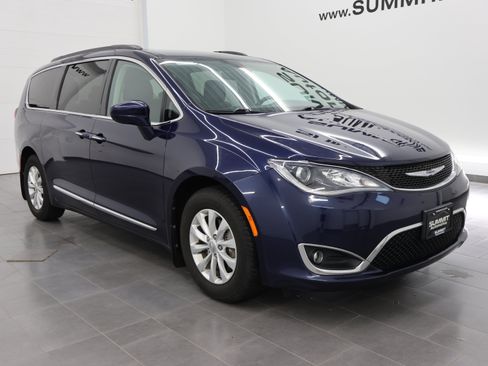 Used 2017 Chrysler Pacifica Touring-L FWD image 2