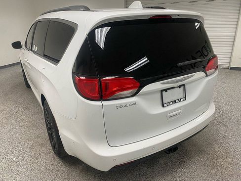 Used 2017 Chrysler Pacifica Limited image 7