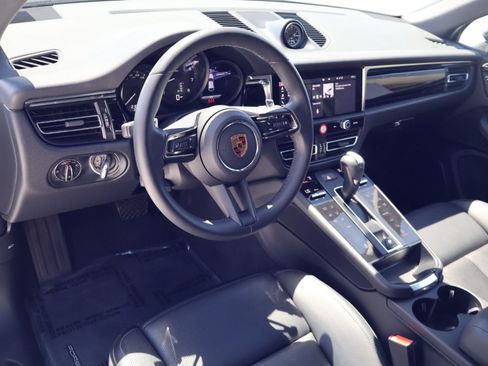 Certified 2024 Porsche Macan AWD/4WD image 4