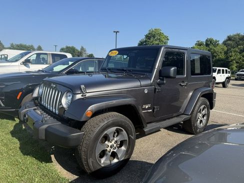 Used 2018 Jeep Wrangler Sahara w/ Connectivity Group AWD/4WD image 2