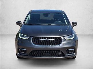 Used 2022 Chrysler Pacifica Touring-L w/ Uconnect Theater Family Group FWD video 2