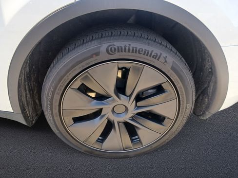 Used 2025 Tesla Model Y Long Range AWD/4WD image 16