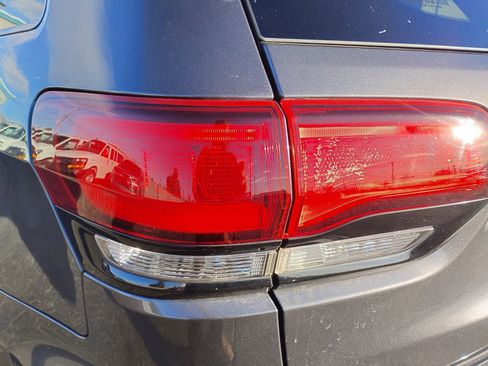 Used 2018 Jeep Grand Cherokee Altitude image 19