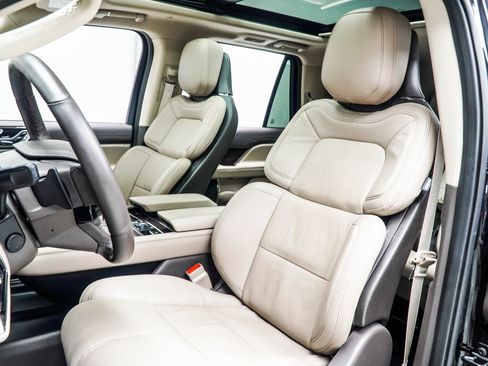 Used 2024 Lincoln Navigator Reserve w/ Monochromatic Package image 32