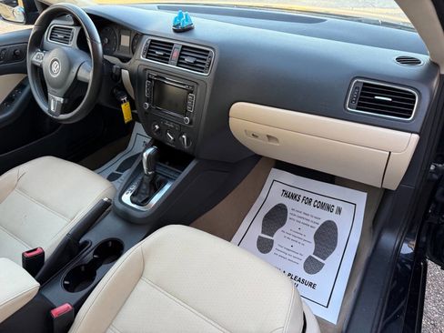 Used 2011 Volkswagen Jetta SE FWD image 19