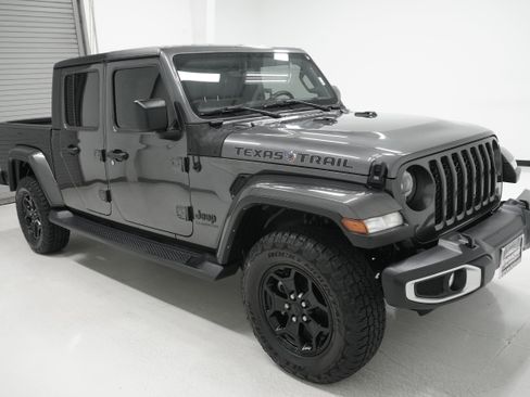 Used 2021 Jeep Gladiator Sport image 3