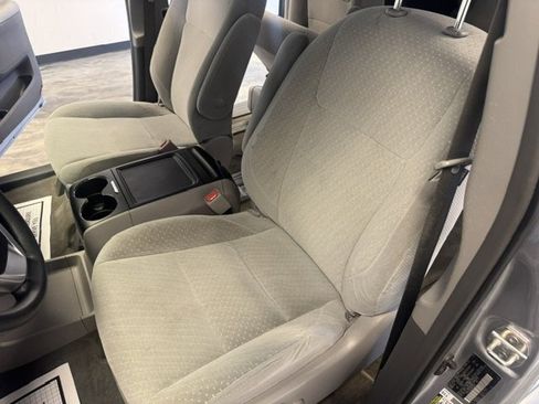 Used 2018 Toyota Sienna LE w/ Carpet Mat Package image 10