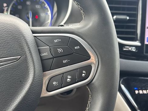 Used 2023 Chrysler Pacifica Touring-L FWD image 28