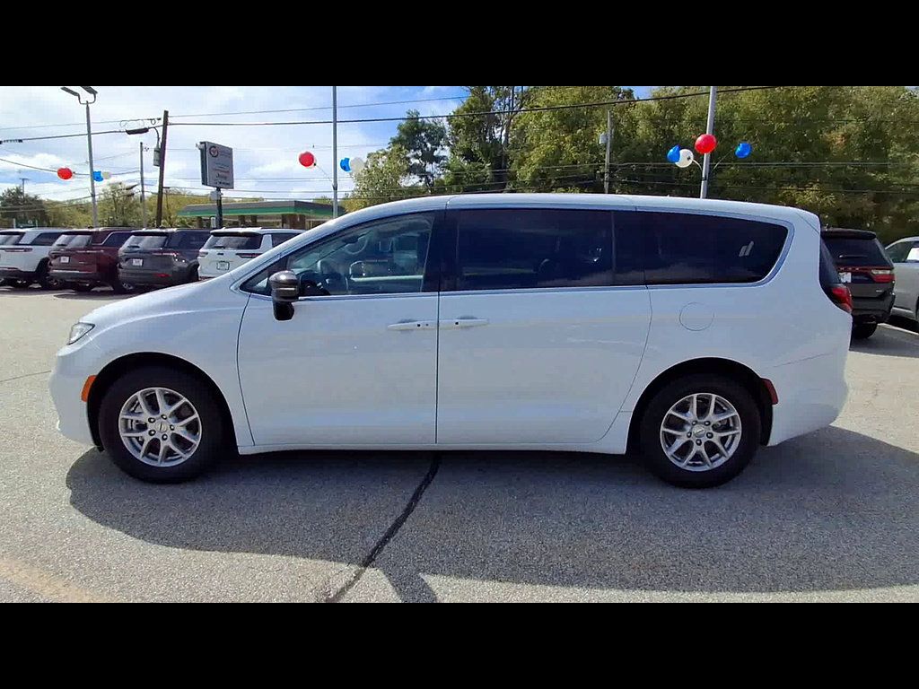 Used 2024 Chrysler Pacifica Touring-L FWD image 5